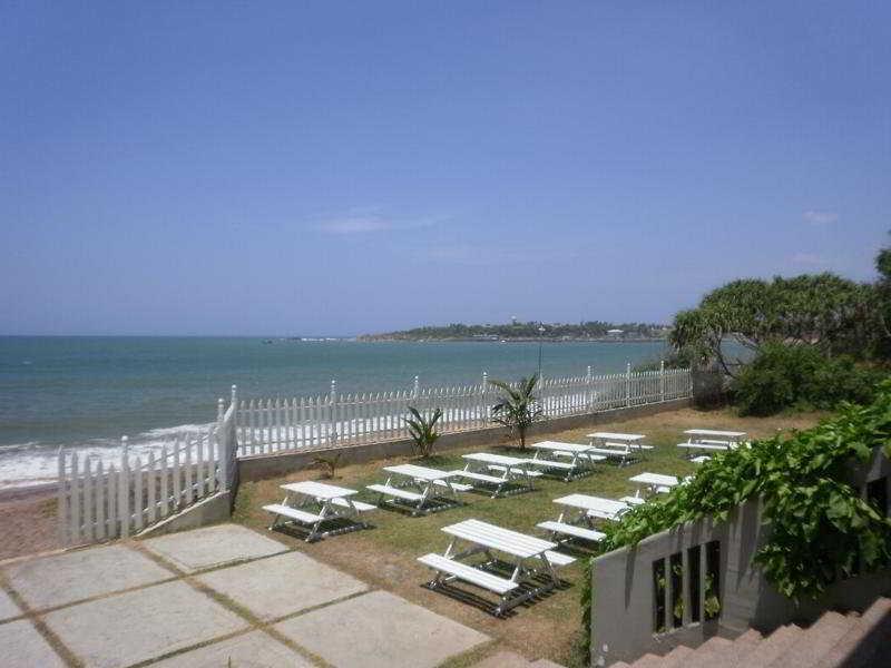 Peacock Beach Hotel Хамбантота Екстер'єр фото
