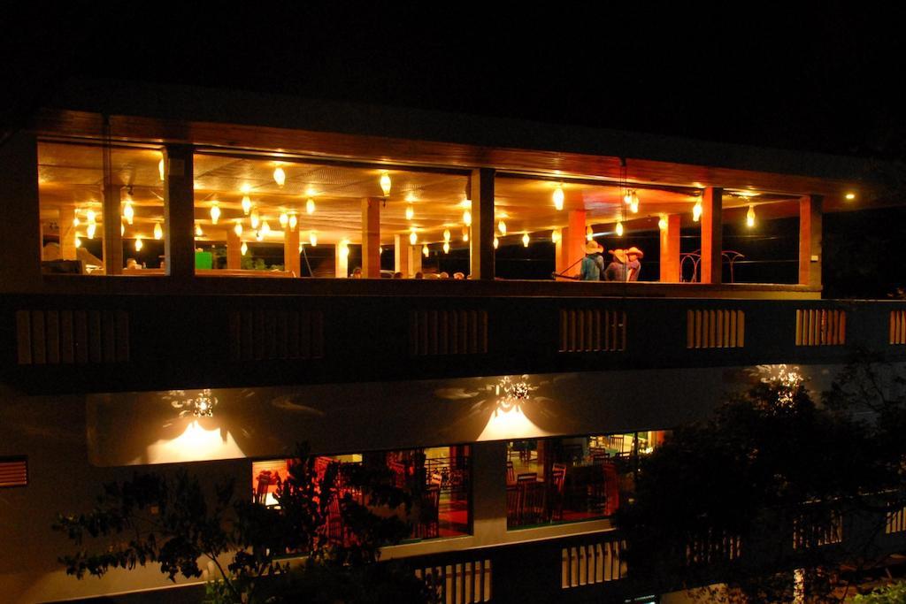 Peacock Beach Hotel Хамбантота Екстер'єр фото