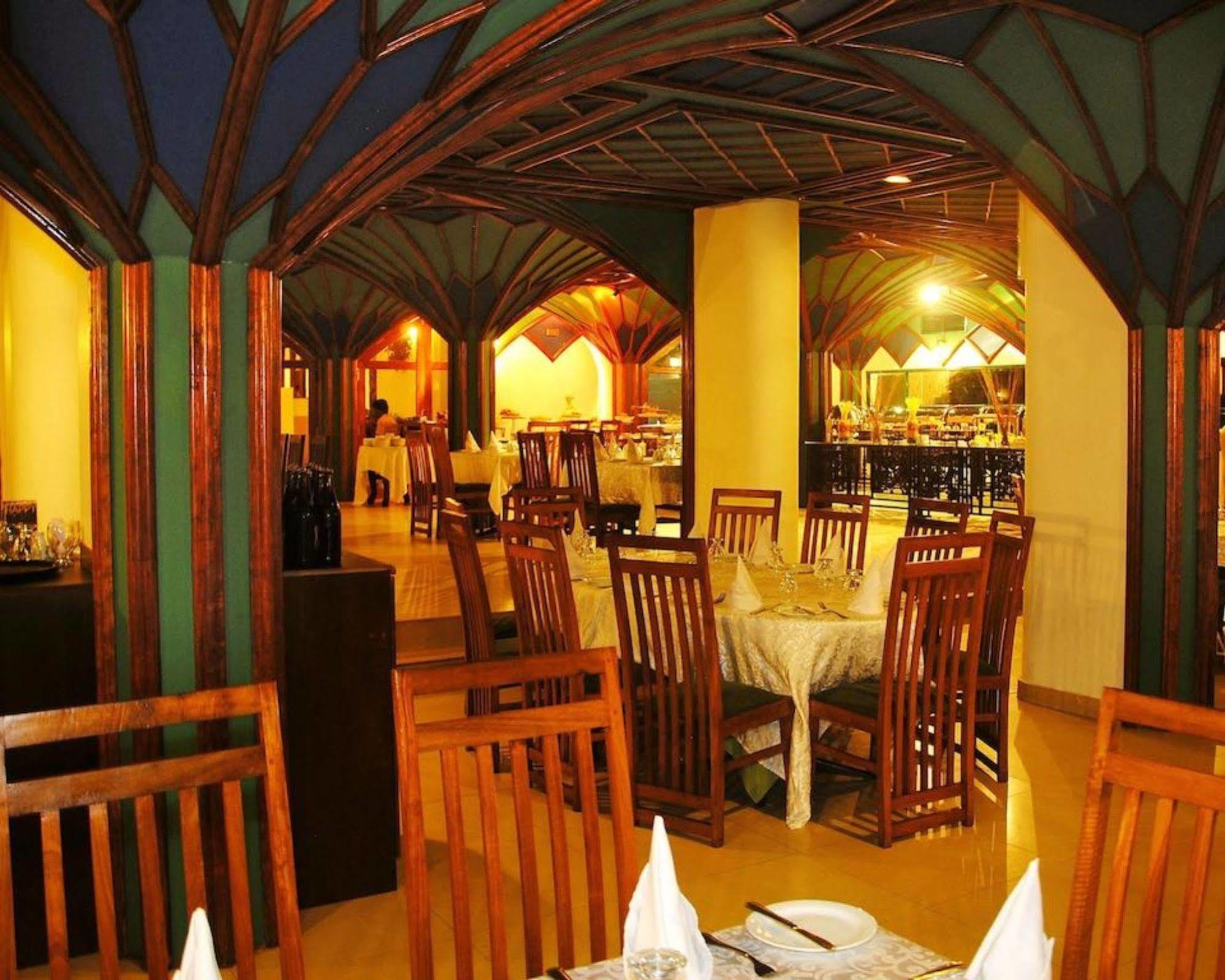 Peacock Beach Hotel Хамбантота Екстер'єр фото