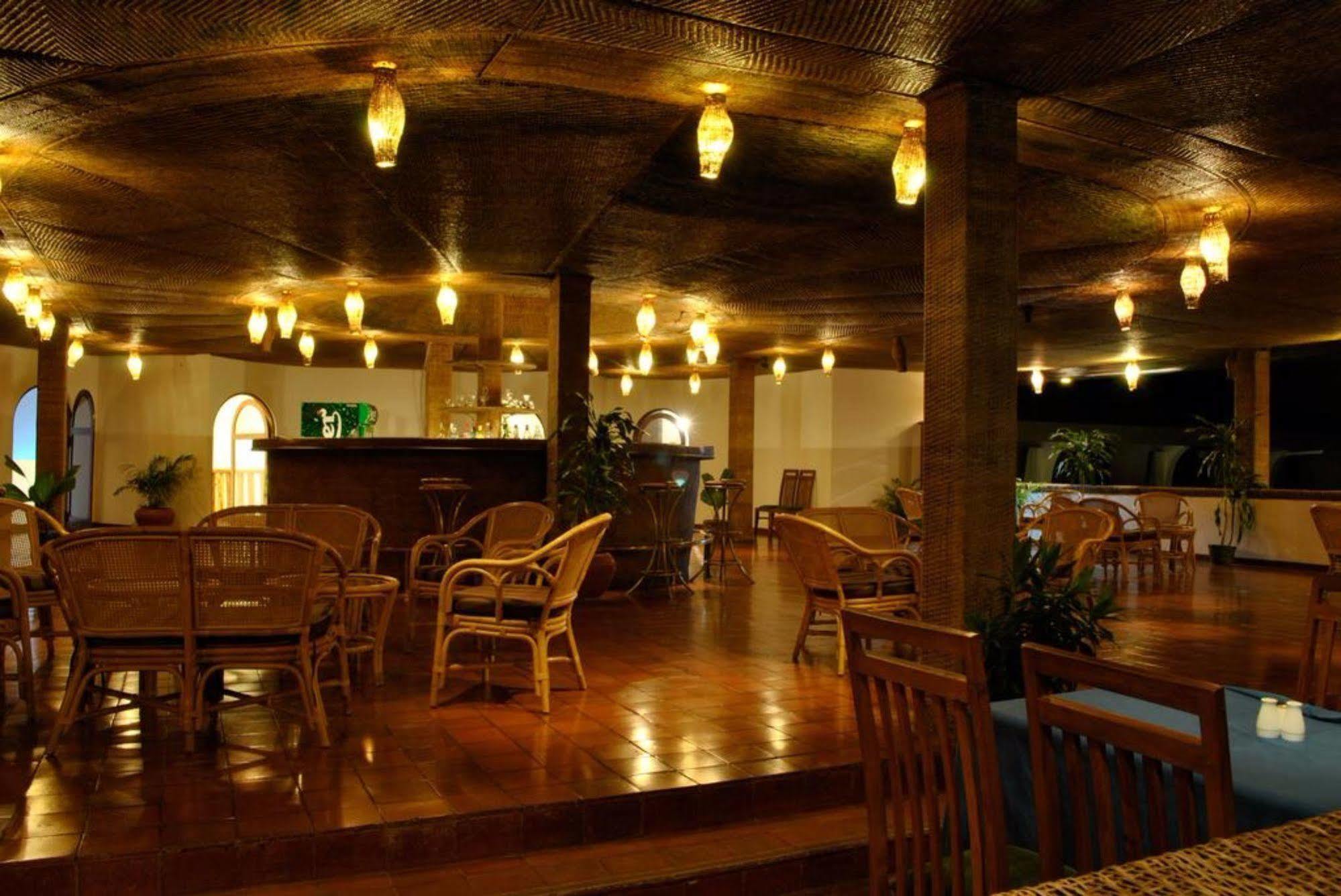 Peacock Beach Hotel Хамбантота Екстер'єр фото