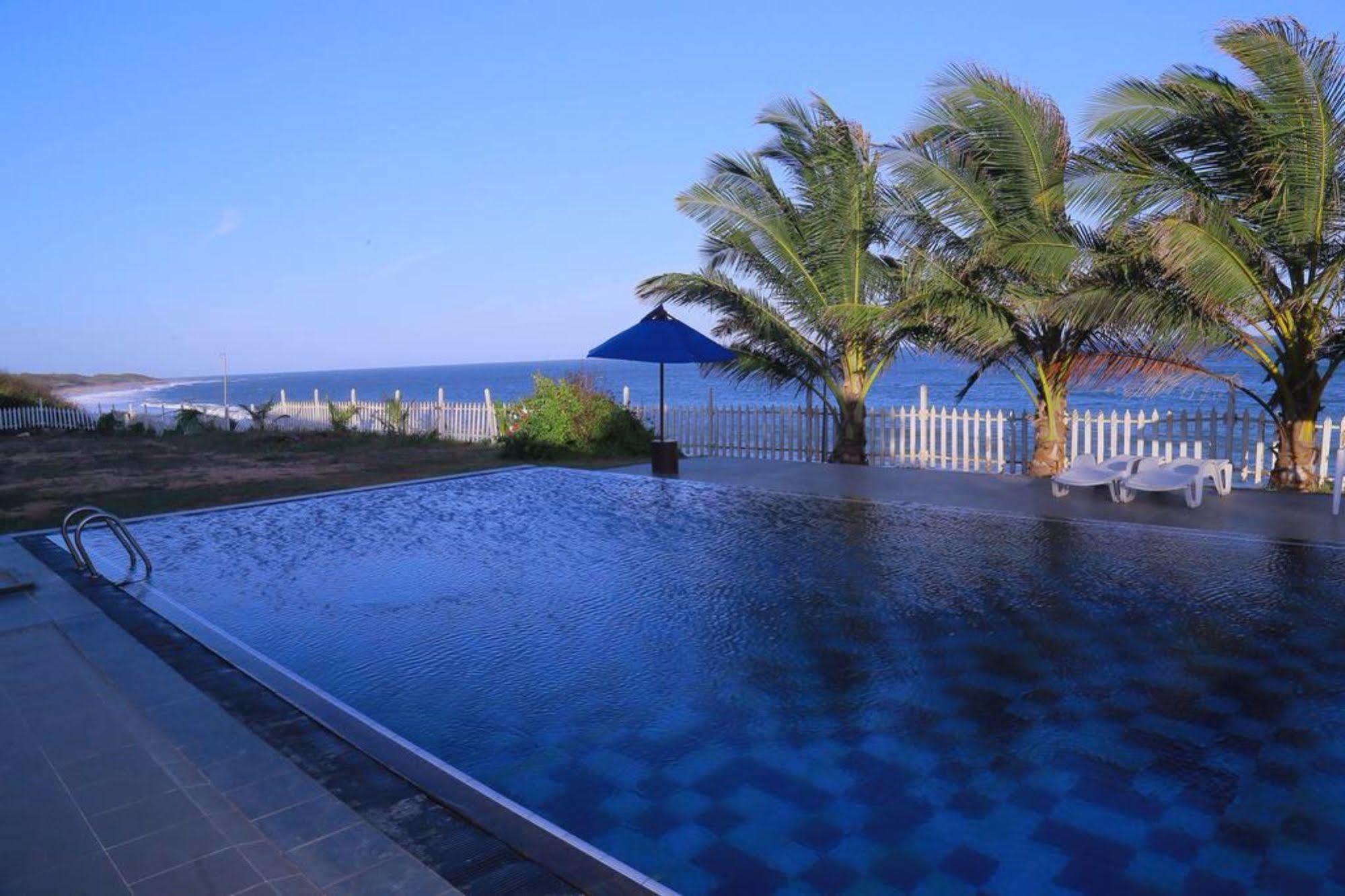 Peacock Beach Hotel Хамбантота Екстер'єр фото