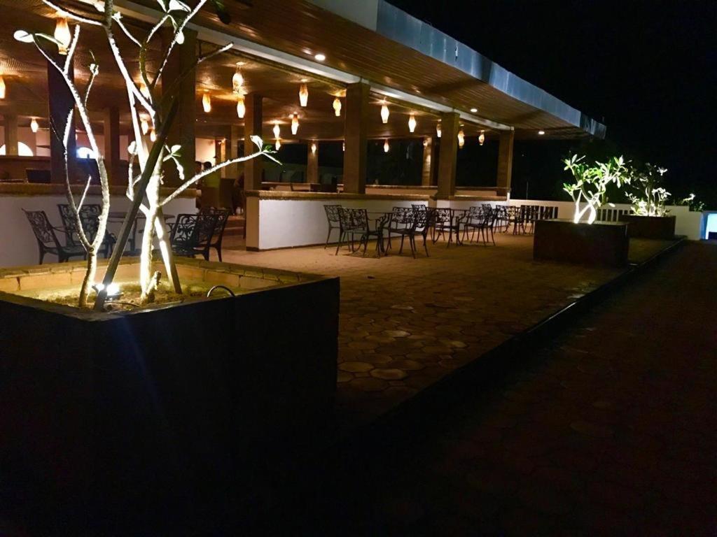 Peacock Beach Hotel Хамбантота Екстер'єр фото