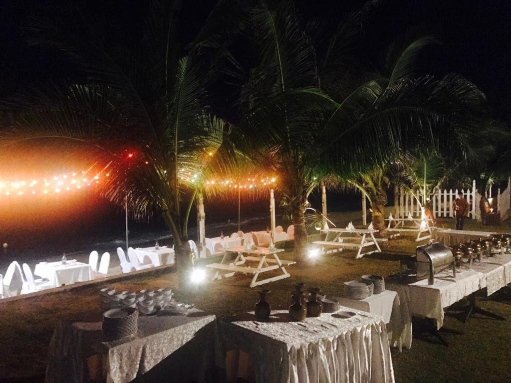 Peacock Beach Hotel Хамбантота Екстер'єр фото