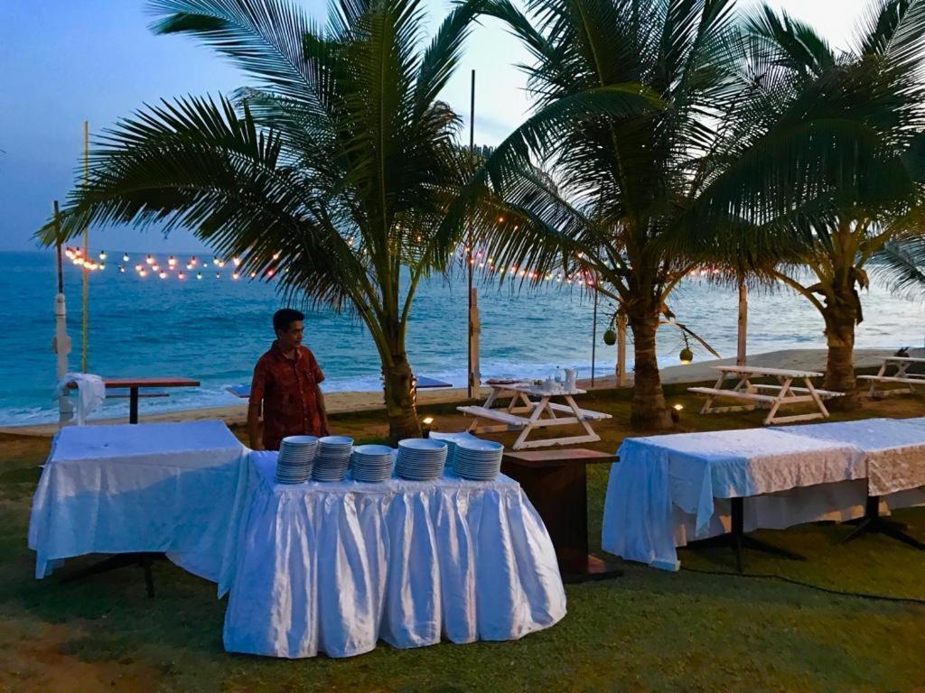 Peacock Beach Hotel Хамбантота Екстер'єр фото
